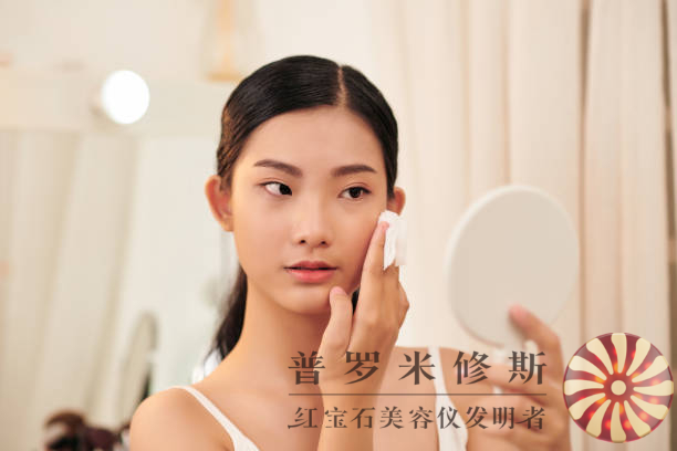 新一代提拉紧致美容仪：科技力量助你重现年轻紧致肌肤