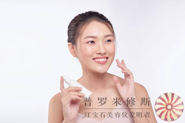 告别法令纹困扰！这些美容仪帮你重塑年轻容颜！