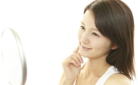 肌肤零痘困扰：祛痘小妙招，让你轻松保养不长痘！