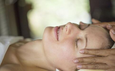 每天按摩美容穴 紧致亮肤淡化黑眼圈