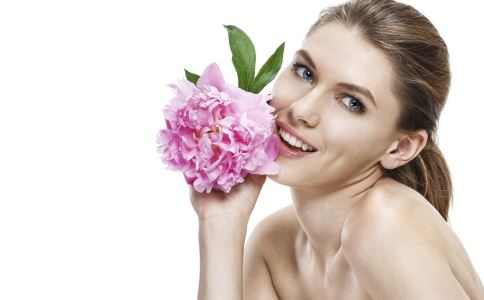 祛痘印的小窍门 抚平月球脸