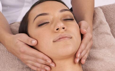 25岁前阻止眼部皱纹的4个方法