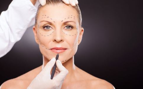 预防颈部皮肤松弛的4个小动作