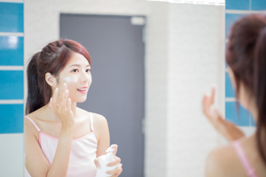 60老太按摩去皱纹 效果惊人