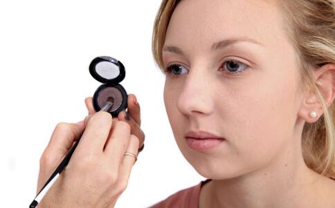 除去眼部皱纹的方法