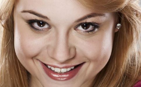 预防眼部皱纹的日常护理