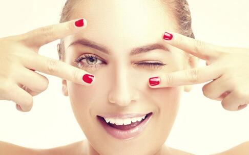 电脑女性如何预防眼部皱纹