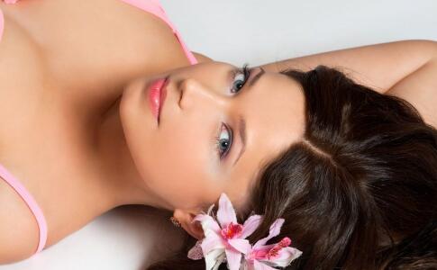 经常托腮会生永久性皱纹