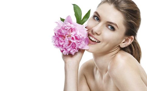 避免长皱纹 要这样洗脸才正确