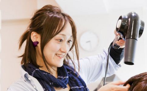 喝水少长皱纹 女人警惕14种“催老剂”